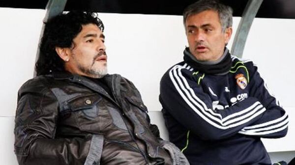 Diego Maradona irá a ver las prácticas del Manchester United para dialogar con José Mourinho (Real Madrid)