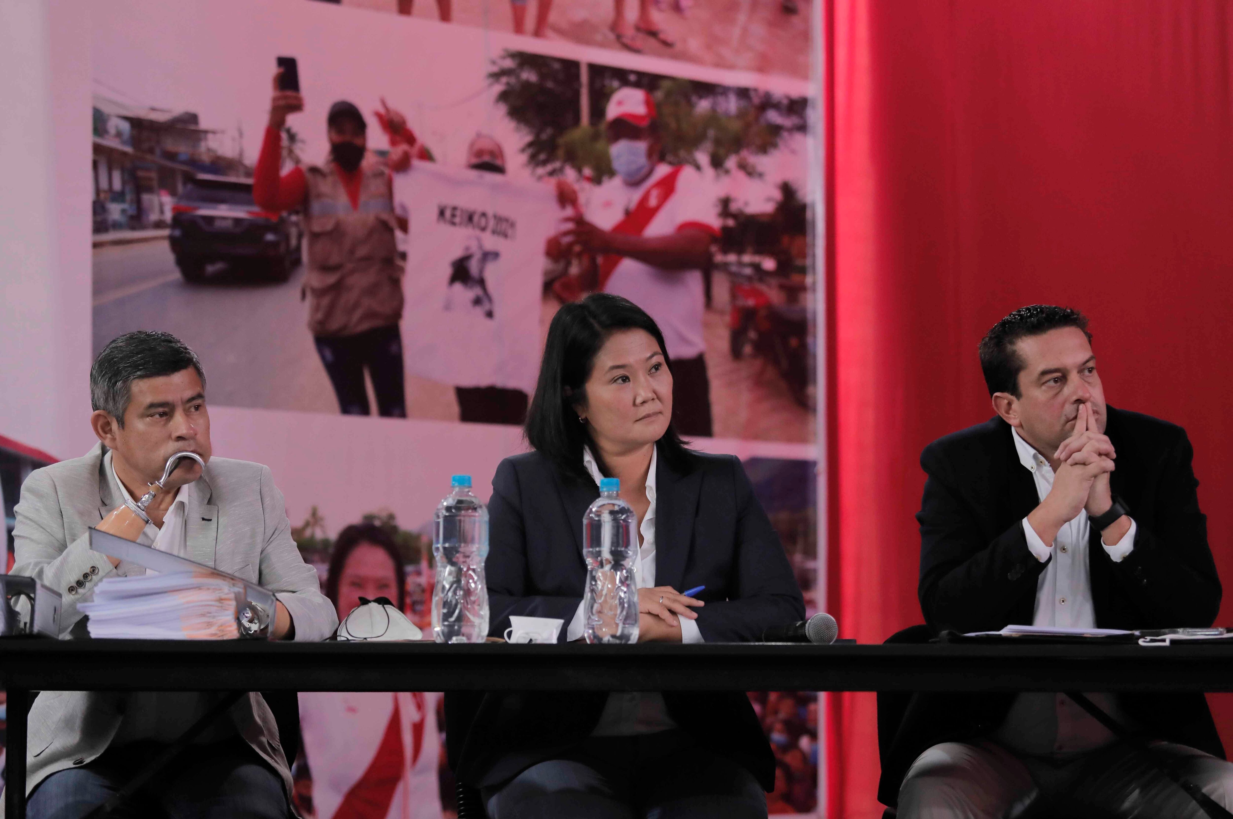 La candidata presidencial derechista por el partido Fuerza Popular, Keiko Fujimori, habla junto a sus asesores Miguel Torres (d) y Luis Galarreta (i), durante una rueda de prensa desde su local partidario en el centro de Lima (Perú). EFE/Stringer 