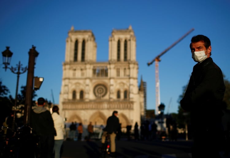 Un hombre posa frente a Notre Dame a un año del incendio (REUTERS/Gonzalo Fuentes)