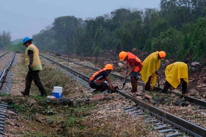 El Tren Maya, despierta críticas entre expertos y pueblos originarios por el temor a una mayor explotación medioambiental y laboral (Foto: EFE)