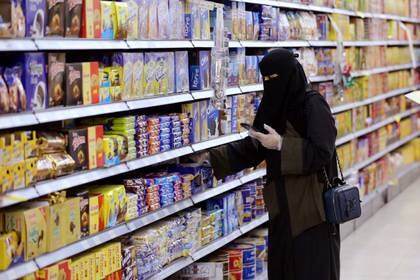 Una mujer saudita utiliza guantes en un supermercado en Riyadh el 11 de mayo de 2020 (REUTERS/Ahmed Yosri)