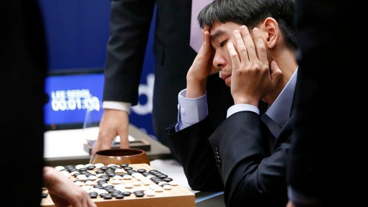 Lee Sedol, jugador profesional surcoreano de Go, analiza la partida tras ser derrotado por el programa de inteligencia artificial de Google, AlphaGo, el 15 de marzo de 2016, en Seúl. El resultado marcó un hito histórico para la tecnología (AP)