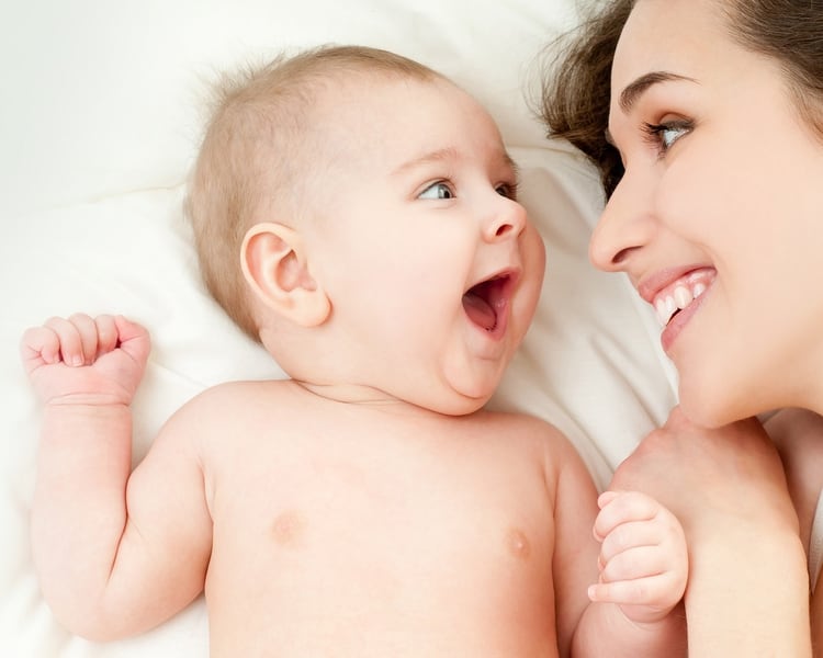A los 6 meses un niño debe seguir con la mirada cuando el adulto señala y le pide que mire un objeto familiar (Shutterstock)