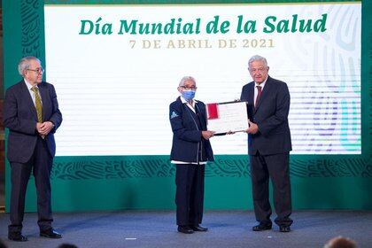 Auxiliar de Enfermería Margarita Alvarado González recibe el premio “Auxiliar de Enfermería Lucía Salcido” (Foto: Presidencia de México)