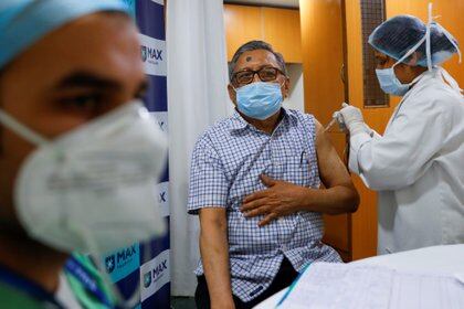 Un anciano recibe una dosis de COVISHIELD, la vacuna contra la enfermedad del coronavirus (COVID-19) fabricada en el Insituto Serum de la India. Nueva Delhi, India, el 17 de marzo de 2021. REUTERS / Adnan Abidi