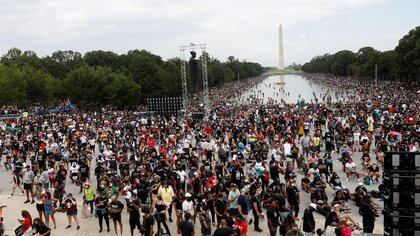 Una multitud se reunió en Washington el viernes para conmemorar el 57º aniversario del discurso de Martin Luther King.  REUTERS / Tom Brenner
