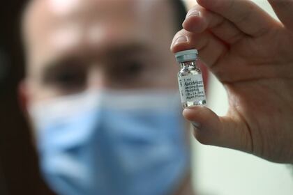Un farmacéutico sostiene una ampolla de dexametasona, el esteroide que contribuyó a bajar la tasa de mortalidad en pacientes graves con coronavirus, según confirmó un estudio británico. Foto: REUTERS/Yves Herman