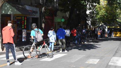 Colas para los testeos, un fenómeno cada vez más extendido en la Ciudad y en la provincia de Buenos Aires