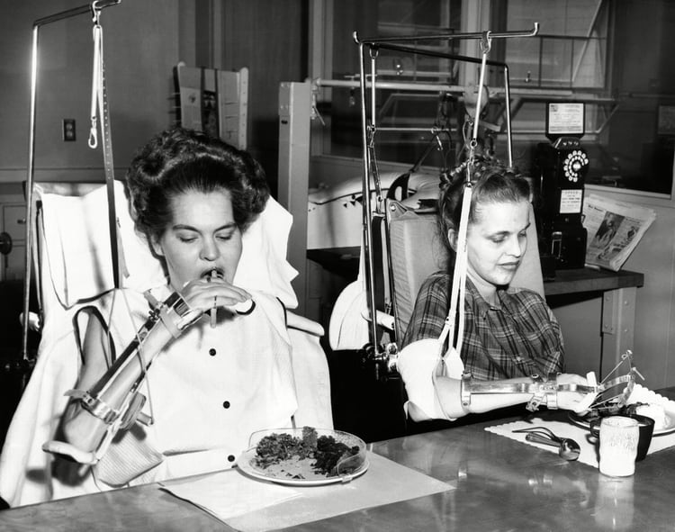 Dos jóvenes en rehabilitación después de la polio en 1954 (Everett/Shutterstock) 