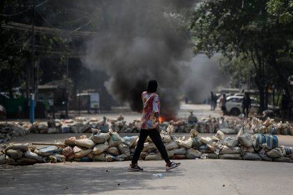 Un manifestante caminaba ante una barricada en Rangún el pasado sábado. (EFE/EPA/STRINGER)