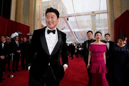 Song Kang-ho y el elenco de "Parasite" en los premios Oscar de 2020. REUTERS/Mike Blake