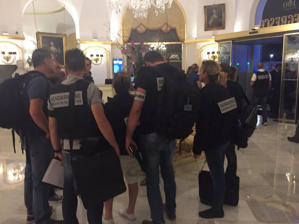 Agentes de seguridad llegan al Hotel Negresco