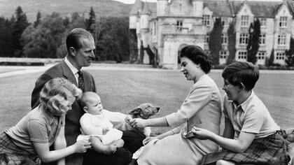 Septiembre de 1960: la familia real en el castillo de Balmoral. La reina Isabel II, Felipe de Edimburgo y tres de sus cuatro hijos: Carlos, Ana y Andrés (AP Photo)