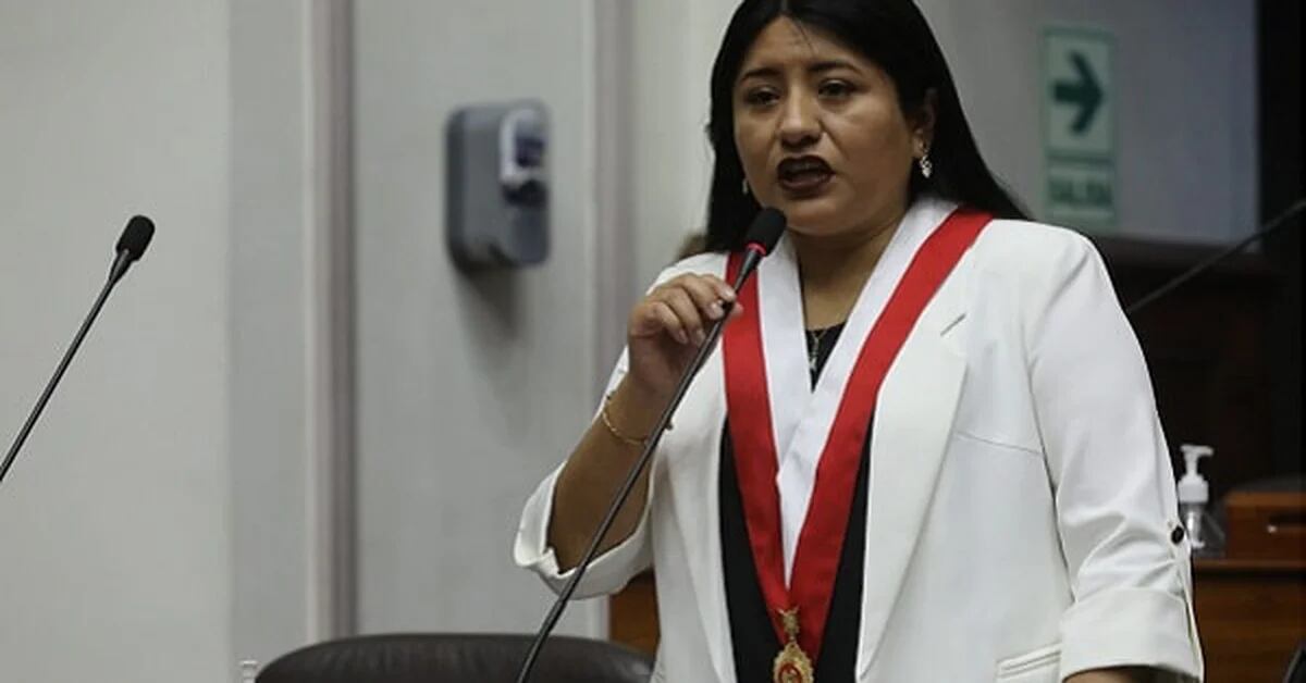 Deputy Nieves Limachi was booed by a group of citizens in Tacna