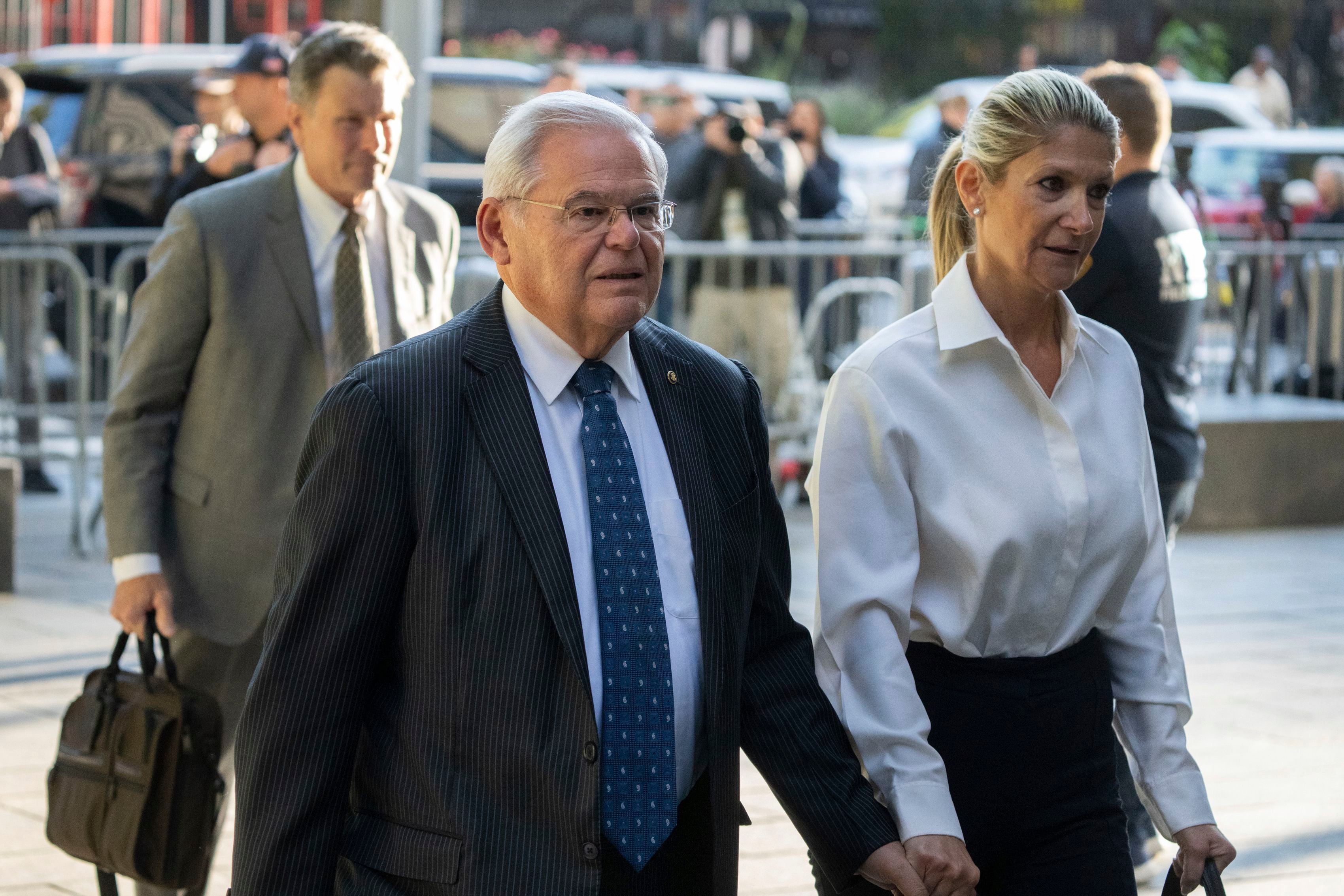El senador estadounidense Bob Menendez y su esposa Nadine Menendez llegan a un tribunal federal de Nueva York (AP Foto/Jeenah Moon)
