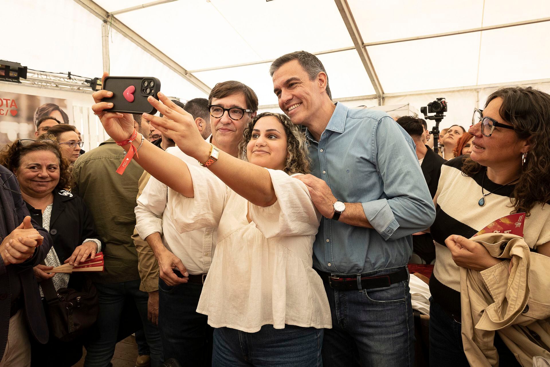 El presidente del Gobierno, Pedro Sánchez, irrumpió por sorpresa este miércoles en la Feria de Abril de Barcelona, en plena campaña de las elecciones catalanas del 12 de mayo. (EFE/Jordi Play/PSC)