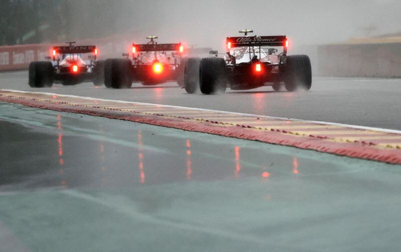 Imagen de los bólidos avanzando bajo la lluvia en el Gran Premio de Bélgica celebrado en el circuito de Spa-Francorchamps, Spa, Bélgica. 29 agosto 2021. REUTERS/Christian Hartmann