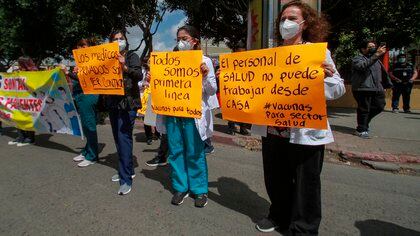 MEX8255. TIJUANA (MÉXICO), 25/03/2021.- Un grupo de médicas sostiene carteles en una manifestación exigiendo ser vacunados contra la covid-19 hoy, en la ciudad fronteriza de Tijuana (México). Alrededor de 70 médicos y enfermeros del sector privado de la ciudad fronteriza de Tijuana salieron este jueves a las calles para protestar por la nula respuesta que han tenido por parte de las autoridades ante su solicitud de recibir la vacuna contra la covid-19. EFE/Joebeth Terríquez
