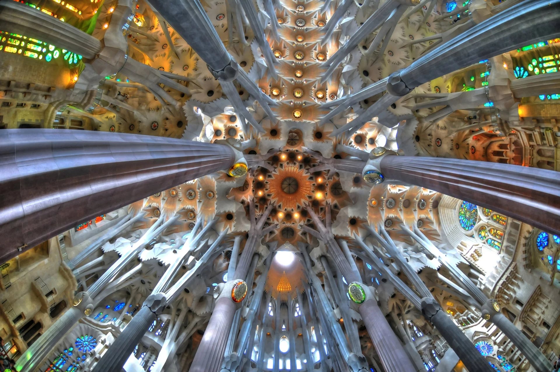 Para liberar de peso a los techos y aportar luz, Gaudí ubicó, en los espacios situados entre las columnas, unos tragaluces de vidrio doradas y verdes y con baldosas, por donde entra y se refleja la luz solar