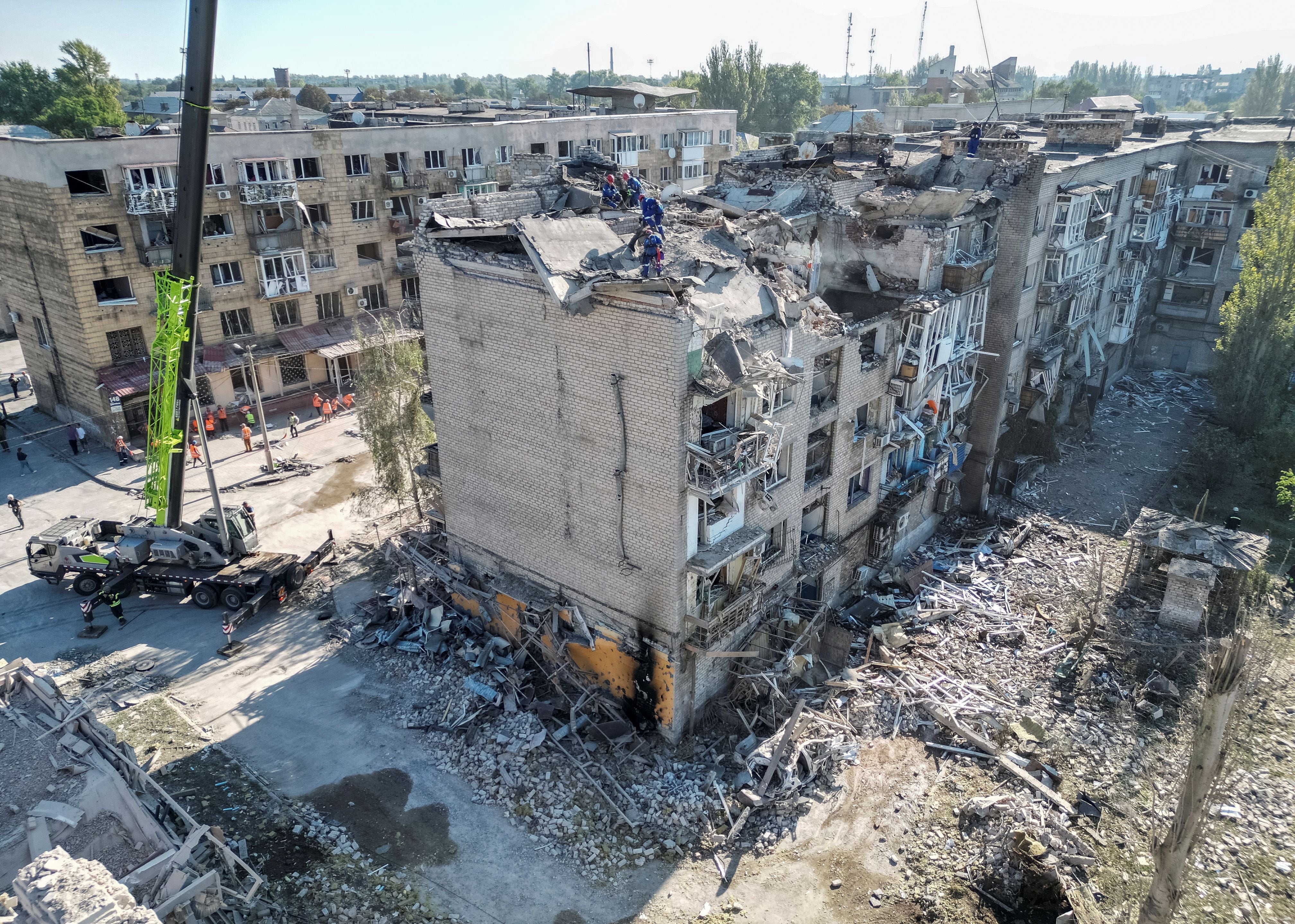 Simultáneamente, las tropas rusas y ucranianas continúan los combates en el este, donde dos misiles rusos impactaron esta noche contra un edificio residencial en Pokrovsk, en la región de Donetsk (REUTERS/Vladyslav Smilianets)