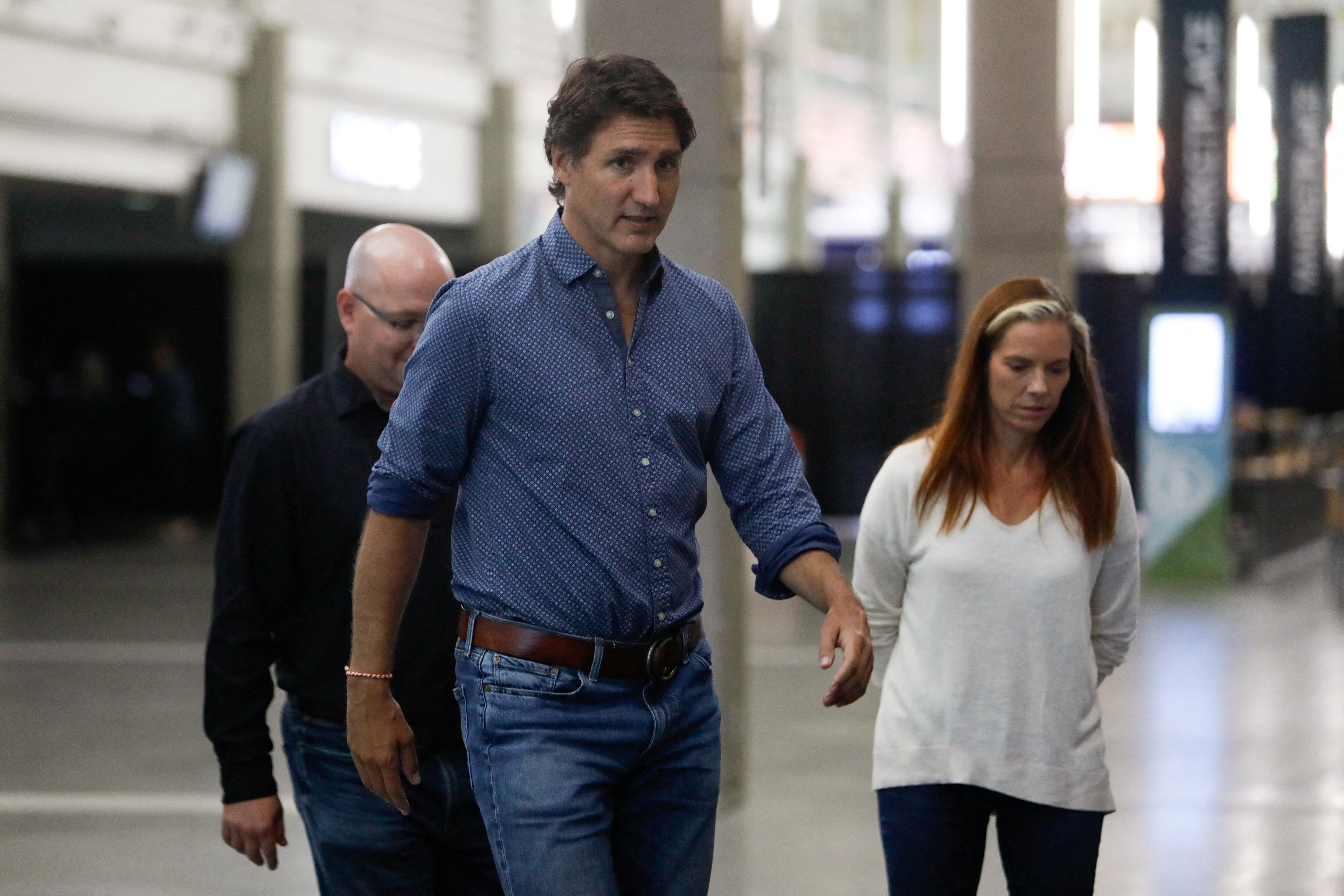 Este viernes, Trudeau viajó a la ciudad de Edmonton, donde visitó uno de los centros de acogida de los evacuados (REUTERS)