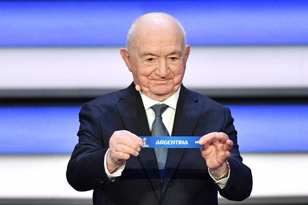 Nikita Simonyan dispuso que Argentina sea cabeza de serie del Grupo D (AFP PHOTO / Mladen ANTONOV)