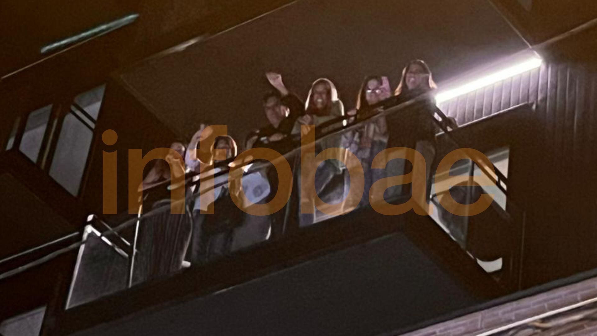 Familia de Pedro Suárez Vértiz agradece a los fanáticos desde el balcón de la vivienda del cantante que falleció hoy a los 54 años.