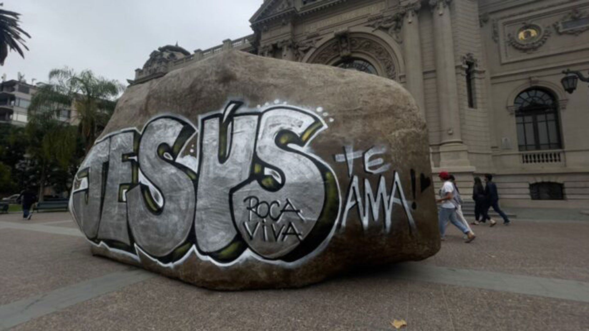 Obra que asemeja una roca, del artista chileno Enrique Matthey.