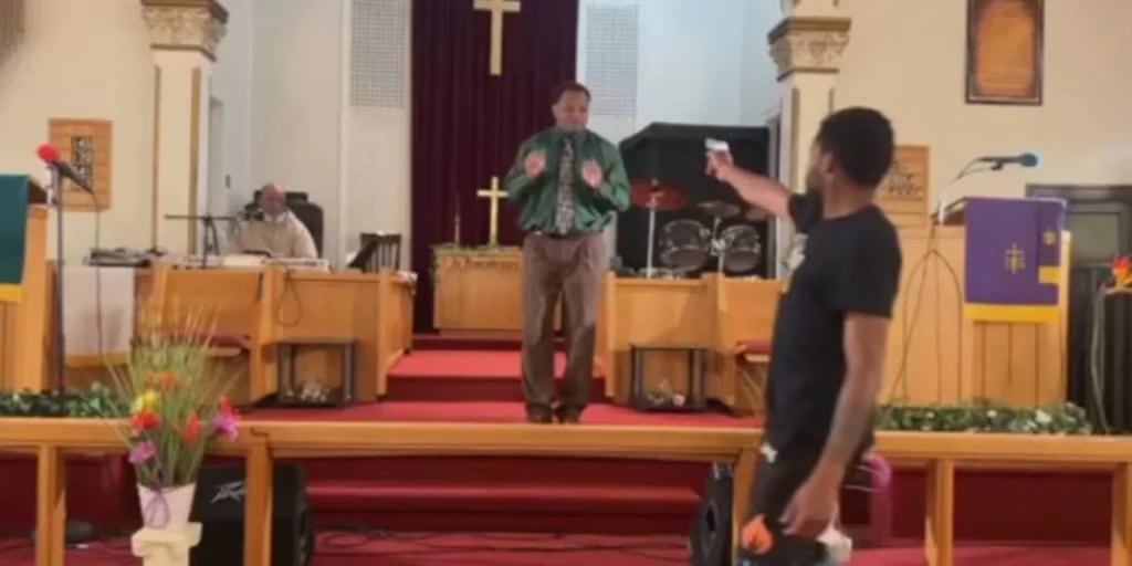 El momento en el que un pastor se salvó milagrosamente de morir en un ataque armado en su iglesia