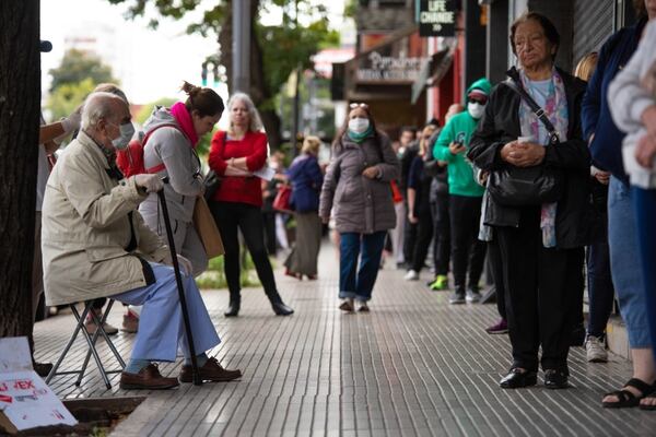 El primer día de apertura de bancos, cientos de personas asistieron para cobrar y se formaron largas filas en las calles de Buenos Aires (Franco Fafasuli) 