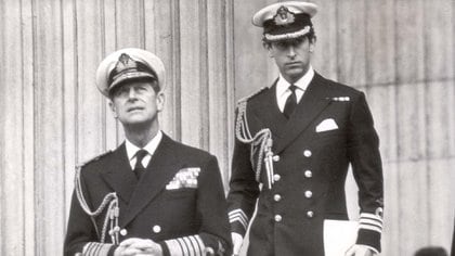 El duque de Edimburgo y el príncipe Carlos abandonan St Paul después del servicio conmemorativo de lord Mountbatten