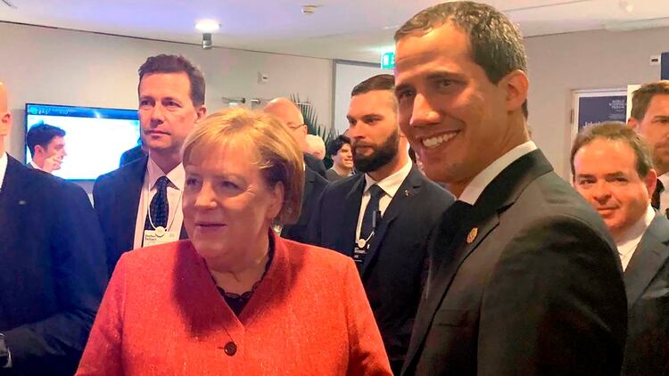 Juan Guaidó junto a la alemana Angela Merkel