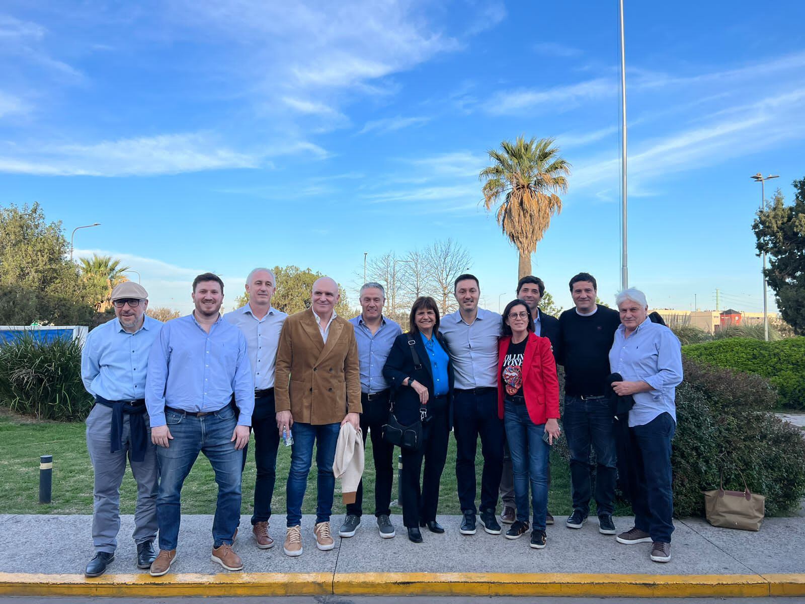 La foto que se tomó Patricia Bullrich con sus aliados en Rosario, previo a los festejos en el búnker