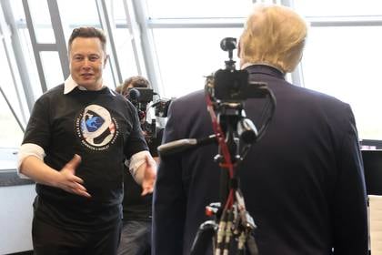 Trump junto a Elon Musk tras el exitoso lanzamiento del cohete Falcon 9 (REUTERS/Jonathan Ernst)
