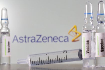 Ayer, AstraZeneca logró la aprobación de su vacuna en Reino Unido y Argentina - REUTERS/Dado Ruvic/Illustration/File Photo