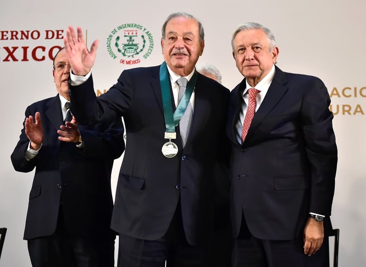 Andrés Manuel López Obrador entregó a Carlos Slim el Premio Nacional de Ingeniería 2018. (Foto: Cuartoscuro)