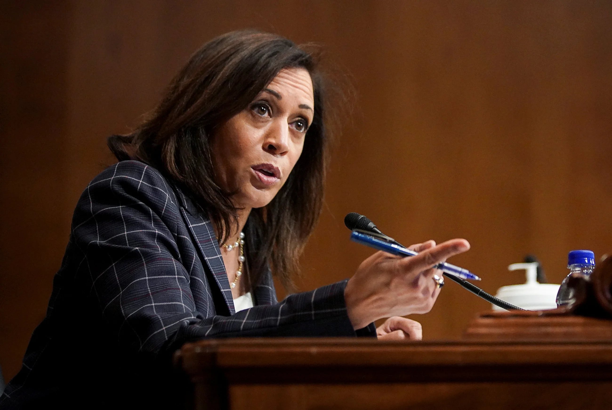 Harris durante una audiencia del Senado. Foto: REUTERS/Al Drago