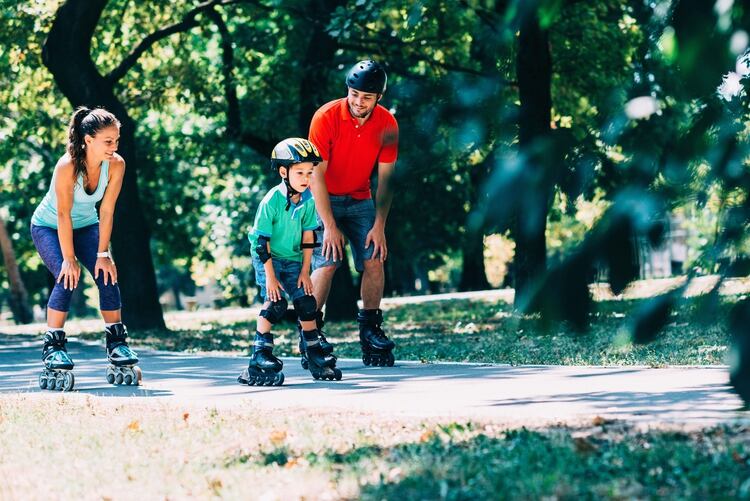 Los rollers, los patines de cuatro ruedas en línea, es una actividad que la practica toda la familia (Shutterstock)