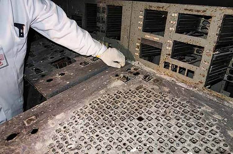 En las primeras horas del 26 de abril de 1986, una prueba planeada saliÃ³ mal y generÃ³ el desastre. En los restos de la sala de control, un trabajador de Chernobyl muestra dÃ³nde se encontraba el botÃ³n presionado para iniciar la prueba.