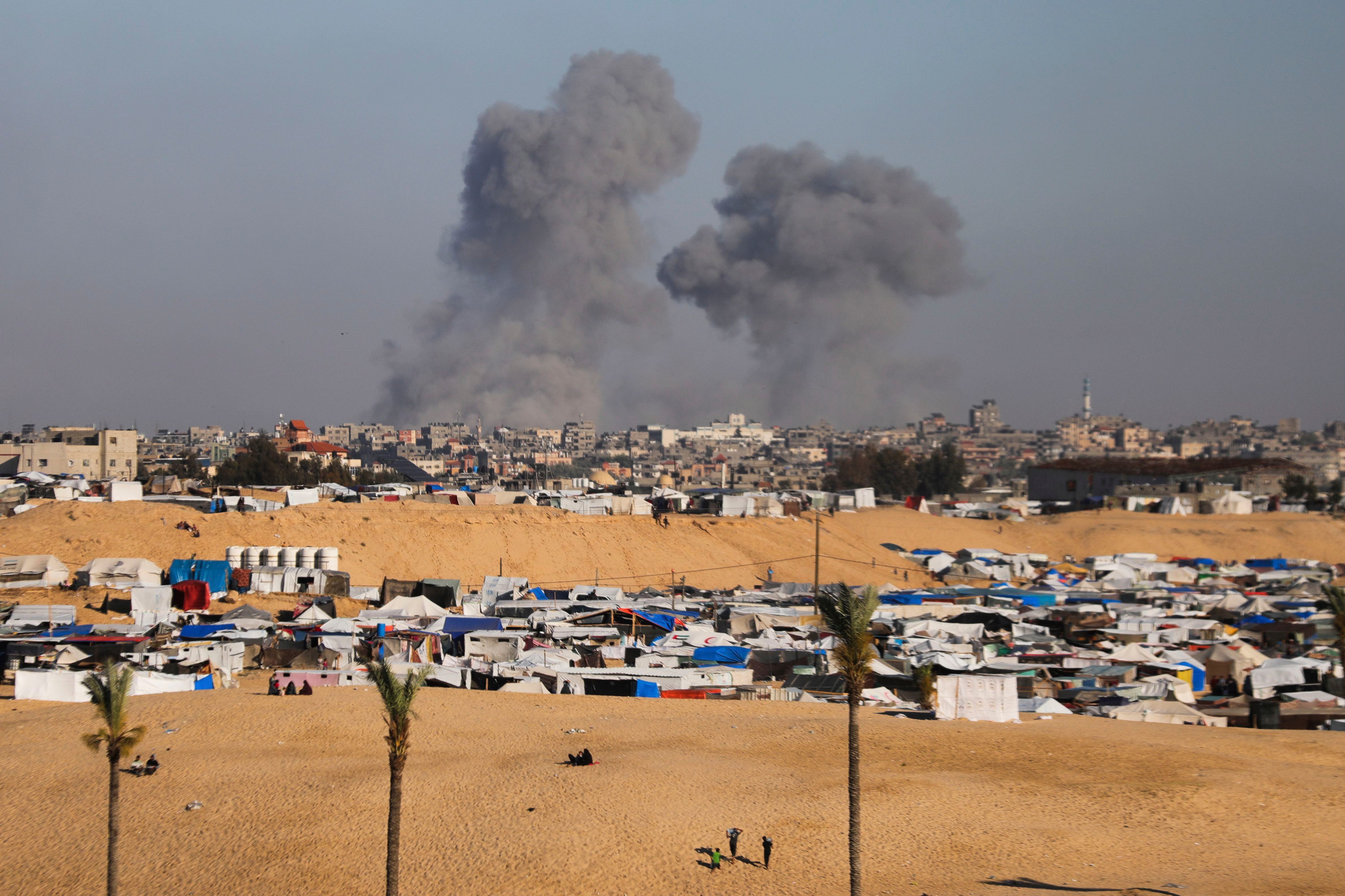Israel tomó el control del lado gazatí del cruce de Rafah en una operación limitada contra objetivos de Hamas (AP/Ismael Abu Dayyah)