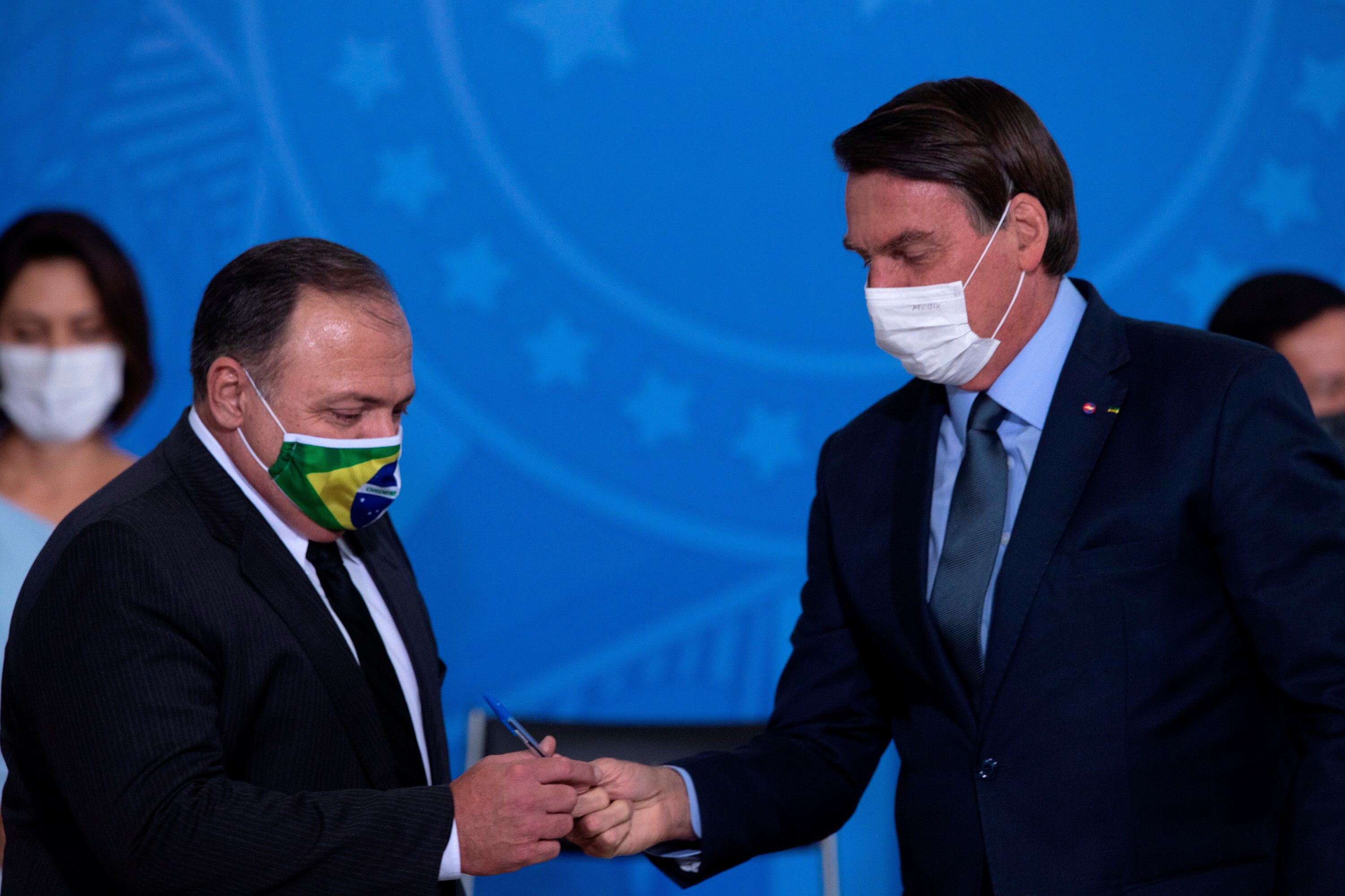 En la imagen, el presidente de Brasil, Jair Bolsonaro (d), junto a Eduardo Pazuello (i), ministro de Salud, en Brasilia (Brasil). EFE/Joédson Alves/Archivo
