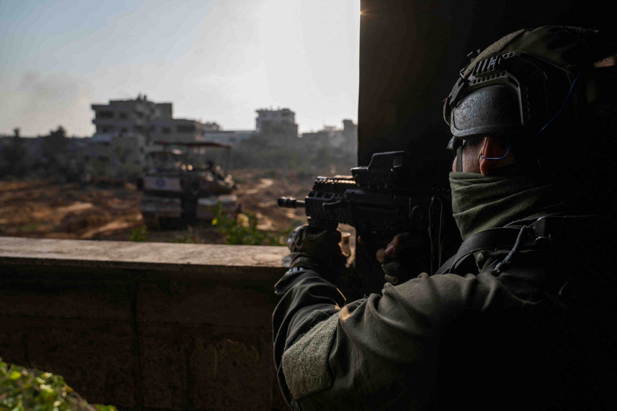 Un soldado israelí opera en la Franja de Gaza en medio del conflicto en curso entre Israel y el grupo terrorista palestino Hamas, en esta foto distribuida publicada el 29 de diciembre de 2023. Fuerzas de Defensa de Israel/Handout via REUTERS