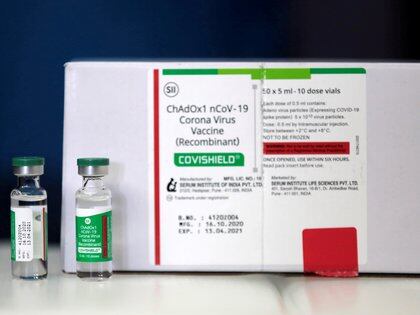 La vacuna denominada “COVISHIELD/ ChAdOx1nCoV-19 Corona Virus Vaccine – Recombinant”, la producen Oxford-AstraZeneca en el Serum Institute of India -  REUTERS/Navesh Chitrakar/File Photo