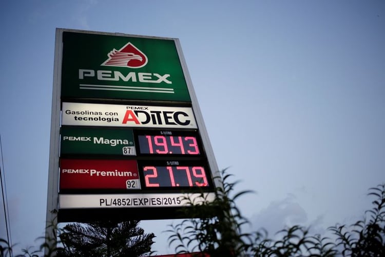 Imagen de archivo. Un letrero de la empresa estatal Petróleos Mexicanos (PEMEX) muestra los precios de la gasolina en una estación de servicio en Monterrey, México, 17 de junio de 2019. Fotografía tomada el 17 de junio de 2019. (Foto: REUTERS / Daniel Becerril)