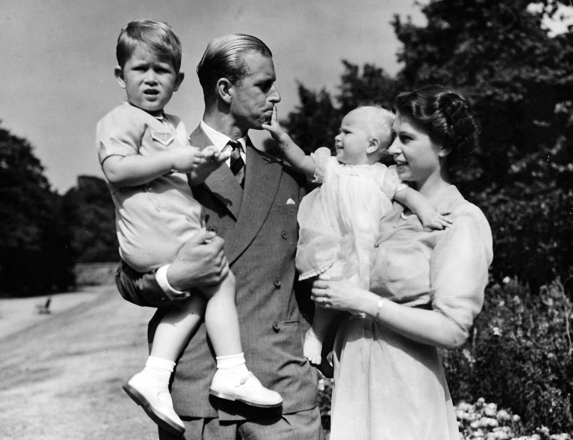 Agosto de 1951. Isabel con Felipe de Edimburgo junto con sus hijos mayores, el príncipe Carlos y la princesa Ana en Clarence House