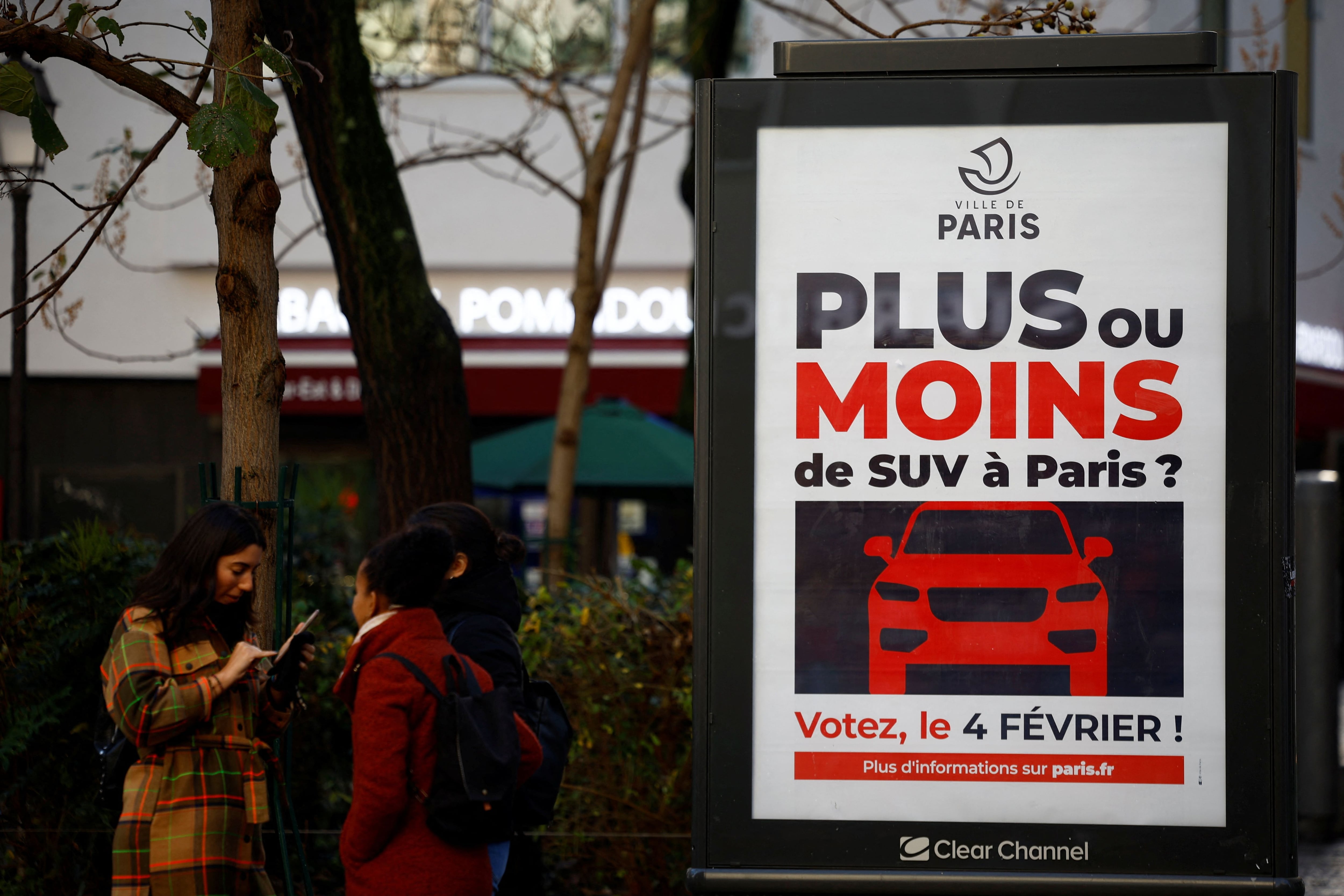 ¿Más o menos SUV en París? Vote el 4 de febrero de 2024". Con esta leyenda, se promovió el referendum público al que asistieron sólo el 5,7% de los votantes empadronados.  REUTERS/Sarah Meyssonnier/File Photo