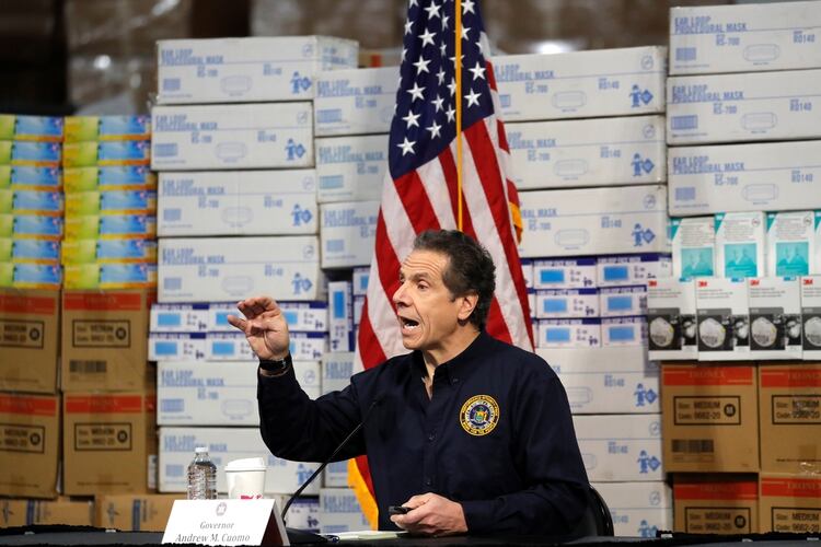 El gobernador de Nueva York, Andrew Cuomo, hablando delante de suministros médicos (REUTERS/Mike Segar)