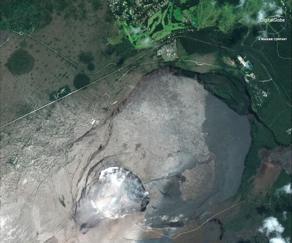 El crater del volcán Kilauea en Hawaii (Satellite Image ©2018 DigitalGlobe via AP)