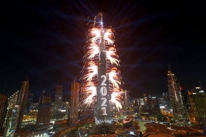 Fuegos artificiales brotando del edificio Burj Khalifa en Dubai el 31 de diciembre de 2020 (Reuters/ Ahmed Jadallah)