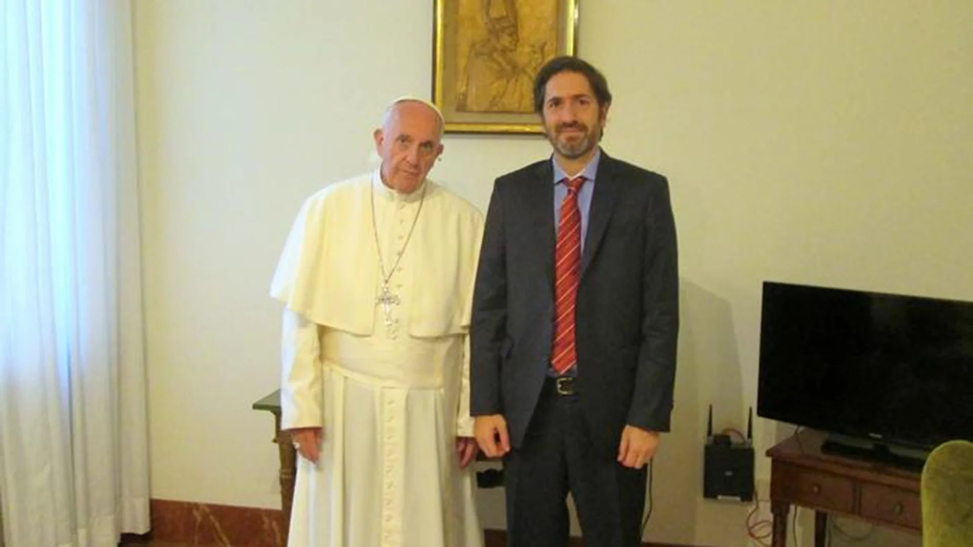 La imagen del juez Sebastián Casanello, que investiga a Cristina Kirchner, con el papa Francisco. (Twitter: SACROPROFANO)